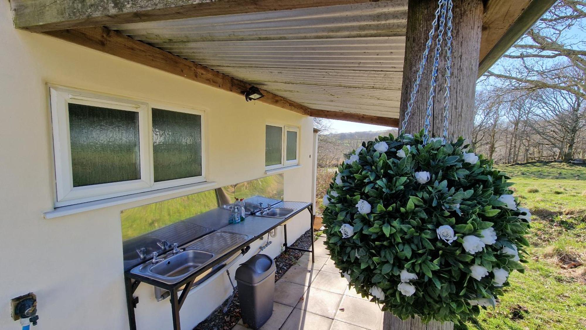 Dinas Hotel Ланбедър Екстериор снимка